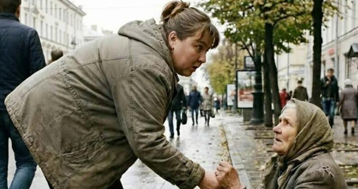 Ogni giorno lasciava qualche spicciolo alla vecchietta, ma quel giorno, quando si chinò per gettare la moneta, la donna le afferrò il polso: «Hai fatto tanto per me… oggi non tornare a casa»