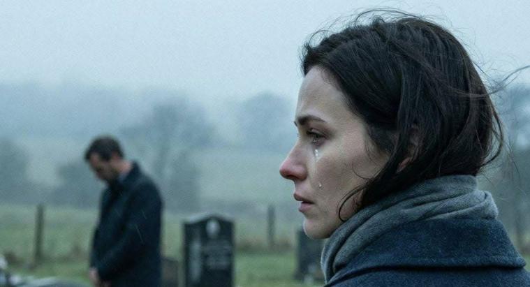 Quando i miei genitori saltarono il funerale di mia figlia per una festa in piscina, capii che non ero mai stata davvero importante