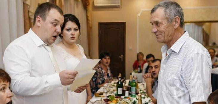 Quando il padre povero regalò alla figlia, per il giorno delle nozze, un semplice busta, i ricchi parenti dello sposo scoppiarono a ridere di un dono così “generoso”…