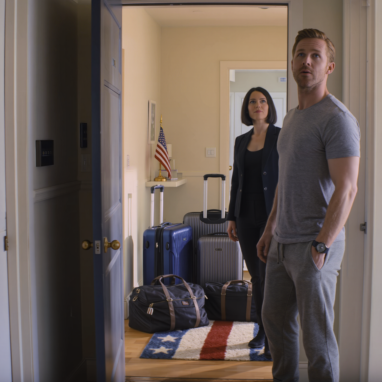 Sabato mattina alle 7, mia sorella disoccupata ha trascinato tre valigie e ha fatto irruzione nell’appartamento che affitto dai miei genitori: “Resto qui!” Ho chiamato a casa, mia madre mi ha detto freddamente: “Dal mese prossimo, l’affitto raddoppia per darle da mangiare”. Ho protestato, mio ​​padre ha sogghignato: “Prova a traslocare!” Sono rimasta in silenzio, ho iniziato a raccogliere documenti e a fotografare ogni angolo della casa… e mi sono detta: continua a ridere, sta arrivando il tuo turno di soffocare.