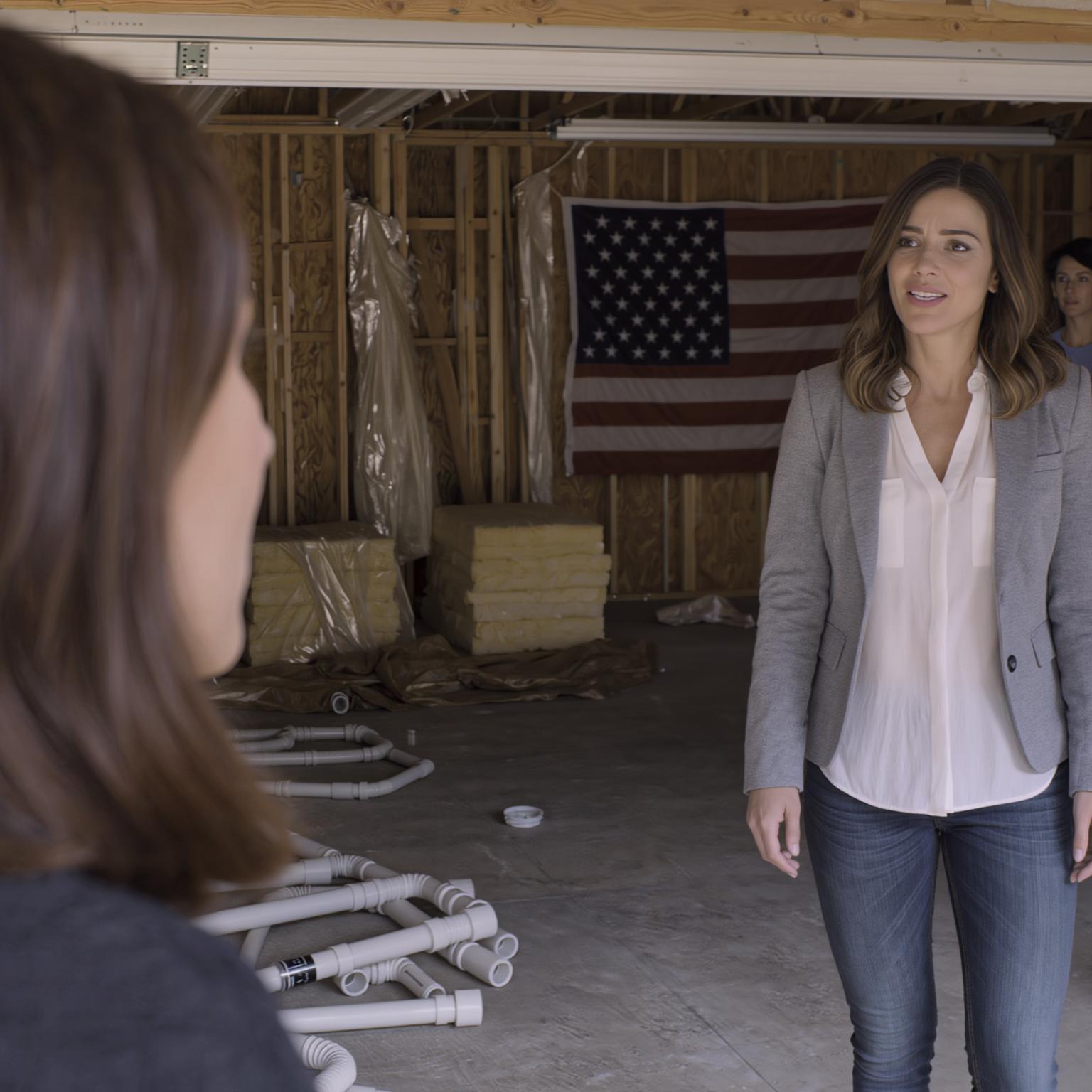 Ho concluso un progetto a Francoforte, sono tornato a casa con 3 giorni di anticipo e, appena sceso dal taxi davanti alla mia casa da 880.000 dollari in periferia, ho sentito un trapano che urlava dal garage: i muri venivano sfondati, degli sconosciuti stavano montando nuove strutture e i miei genitori erano lì a ridere. Mia sorella ha allargato le braccia e ha esclamato: “Mi trasferisco qui, tu sei single!”. Ho ingoiato la risata e me ne sono andato. La mattina dopo singhiozzava: “Sorella… ci sono 5 volanti della polizia davanti a casa mia”.