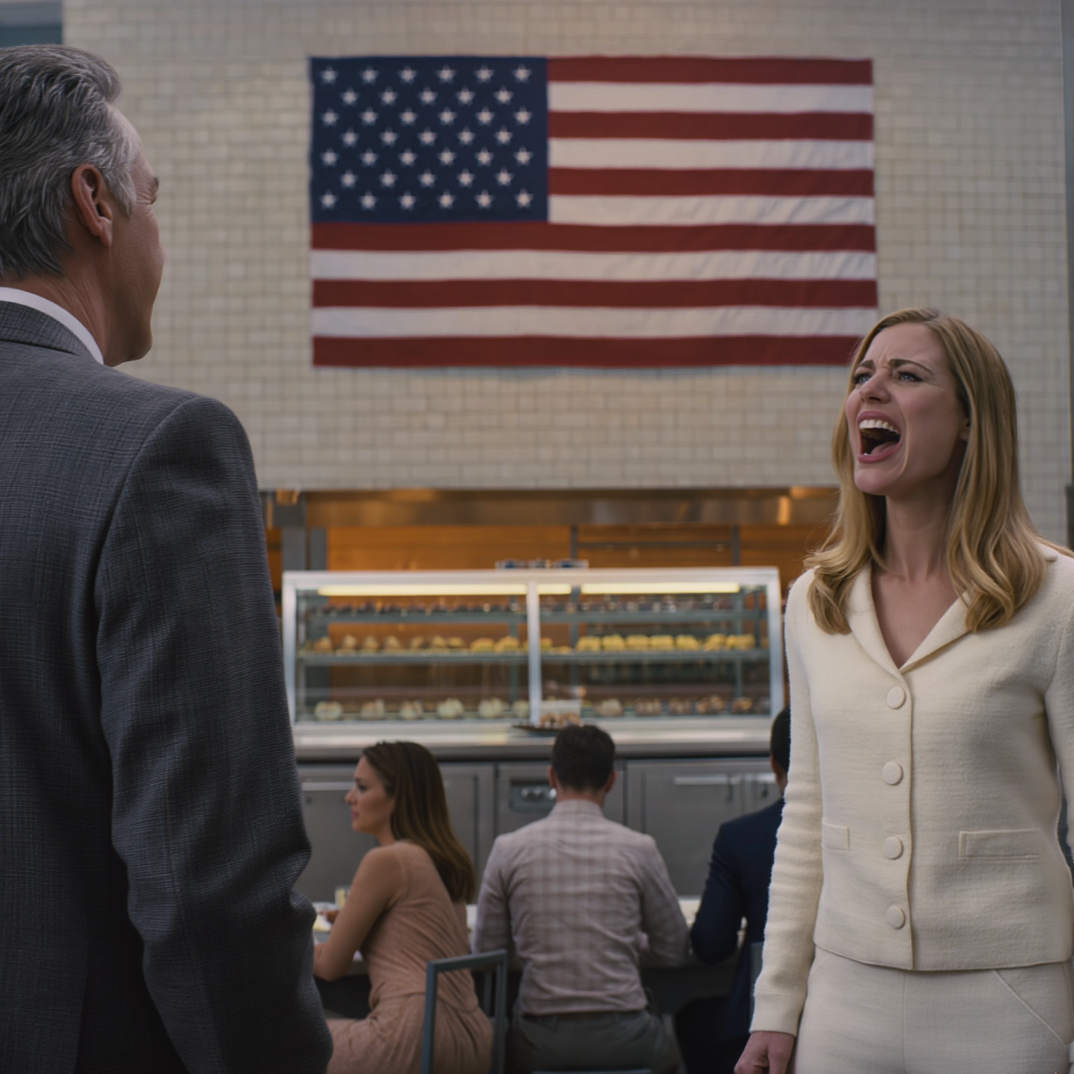 La mamma mi ha chiamato dicendo: “Non venire alla cena di fidanzamento, puzzi di lievito”, e la mattina dopo tutta la mia famiglia ha fatto irruzione nella mia panetteria di Boston chiedendomi di preparare pasticcini con foglie d’oro gratis; mia sorella ha urlato: “Sei solo una fornaia!” proprio al bancone… quando il suo fidanzato miliardario è passato davanti alla sposa, dritto verso di me: “Cerco di incontrarti da sei mesi”. La mia famiglia è impallidita.