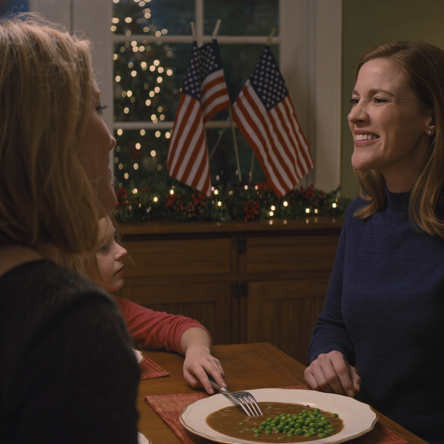 Nel bel mezzo della cena di Natale, la mia bambina di sette anni stava ancora contando i piselli nel piatto quando mia sorella sbottò: “Vattene e non tornare mai più”, e la mamma annuì: “Il Natale è molto più leggero senza di te”. Non discussi. Non piansi. Entrai in cucina, presi quello che avevo preparato e dissi: “Allora non ti dispiacerà se lo faccio”. In meno di cinque minuti, impallidirono e mi implorarono di smetterla.