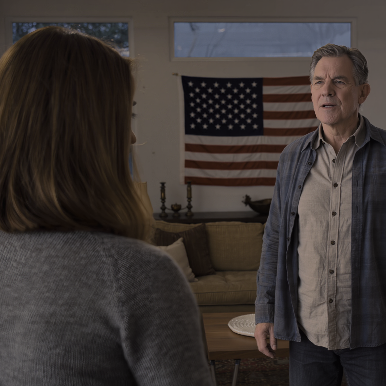 Dopo la nostra riunione di famiglia per il compleanno di mio padre, ho aperto l’app della mia banca e mi sono bloccato: il mio conto di risparmio di 8 anni era a 0. Papà ha sorriso: “La nostra famiglia ne aveva più bisogno di te”. La mia mano tremava mentre toccavo la borsa e ho detto con calma una frase che ha fatto tacere tutta la stanza… proprio mentre un forte botto ha colpito e la porta si è spalancata