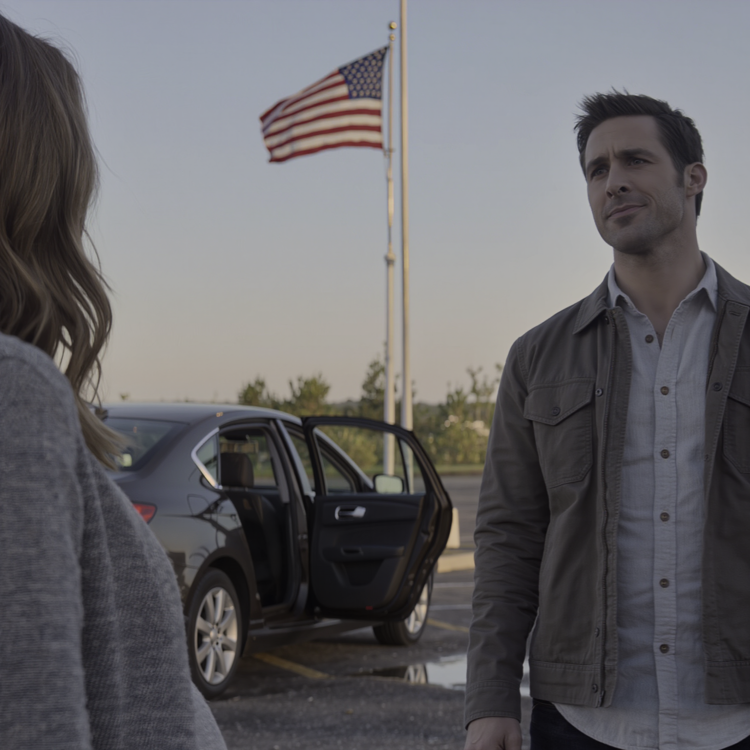 Mio marito mi ha lasciata sola in macchina nel momento in cui mi si sono rotte le acque, poi è partito con nonchalance per un viaggio con i suoi genitori; prima di andarsene ha riso: “Andrai bene anche da sola in ospedale, vero?”, lasciandomi tremante nel parcheggio. Tre ore dopo, mi ha chiamato senza sosta, con la voce in preda al panico… ma io ho solo guardato lo schermo accendersi e spegnersi, perché mi ero appena resa conto che ci sono cose su cui non si può “scherzare” senza un prezzo.