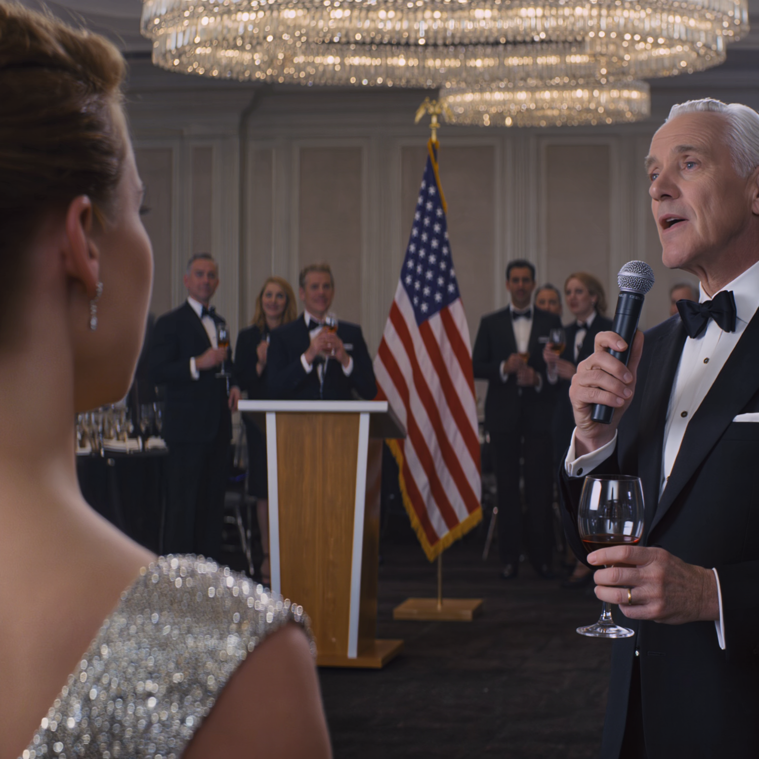 Mio padre, un famoso medico, diceva che il mio lavoro di riabilitazione era solo una “pulizia sporca”. Al suo gala di platino da 25 milioni di dollari, mi presentò a 300 invitati come “la ragazza che striscia sotto la spazzatura”. Tutta la sala rise. Salii sul palco, gli strappai il microfono di mano, aprii una cartellina sottile e dissi una frase che fece improvvisamente tacere quei costosi bicchieri da vino…