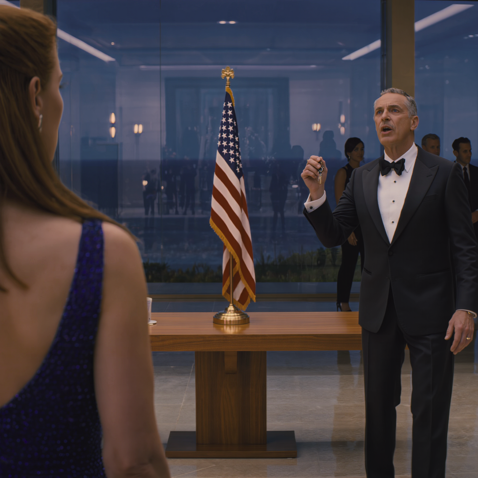 Mio padre mi ha costretto a consegnare le chiavi della mia villa a mio fratello disoccupato. Quando ho rifiutato, papà mi ha urlato contro, chiamandomi: “egoista”. Sono uscito, ho preso il telefono e ho premuto il pulsante… 20 minuti dopo, un uomo è entrato nell’atrio. “Hai 3 minuti per…” ha detto!