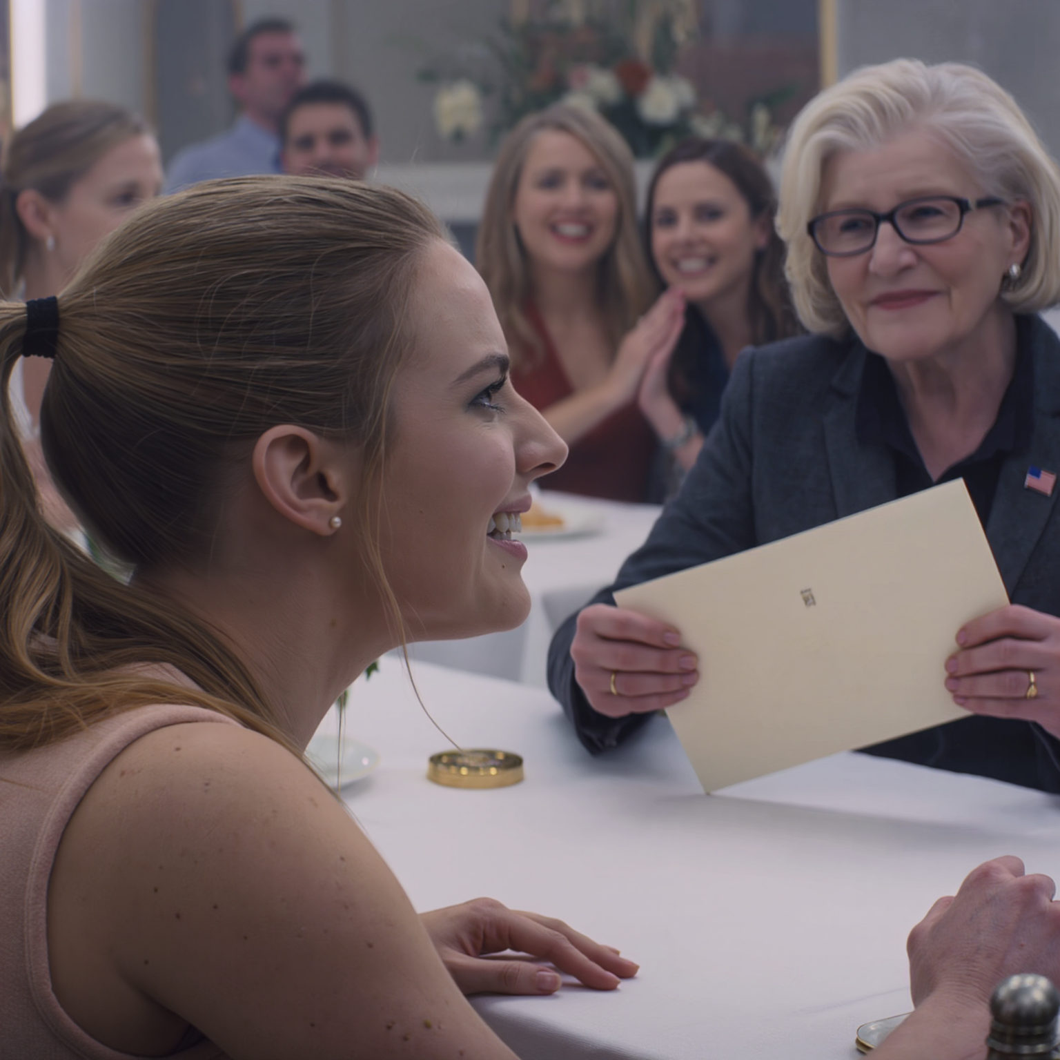 La nonna chiese, confusa: “Perché sei arrivato con un Uber? Dov’è il SUV che ti ho regalato per il tuo 24° compleanno?” Prima ancora che potessi aprire bocca, mia madre sorrise: “L’ha prestato a sua sorella, sua sorella ne ha più bisogno”. Quaranta persone tacquero di tomba. La nonna posò la forchetta, chiese una busta spessa e fece una sola domanda su una “firma” dell’anno precedente, e il sorriso di mia madre iniziò a incrinarsi, mentre mi rendevo conto, per la prima volta, di non essere stata affatto “disposta”.