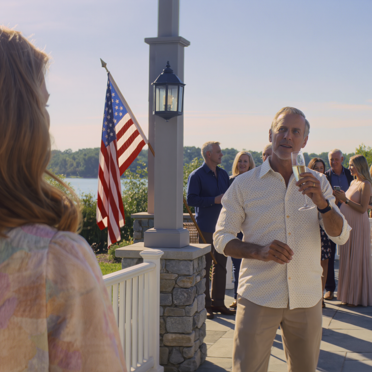 Papà alzò il bicchiere per festeggiare il bambino di mia sorella in arrivo, con gli occhi lucidi mentre si definiva un “futuro nonno”, poi si voltò e chiese ad alta voce: “Quando tocca a te?”. Io tenni in braccio la mia bambina di sette mesi, sorrisi e dissi: “È stato il mio turno tanto tempo fa… ti ho invitato. Solo che la tua “figlia preferita” ha deciso di buttarlo via”… e all’improvviso tutto il cortile piombò nel silenzio più assoluto.