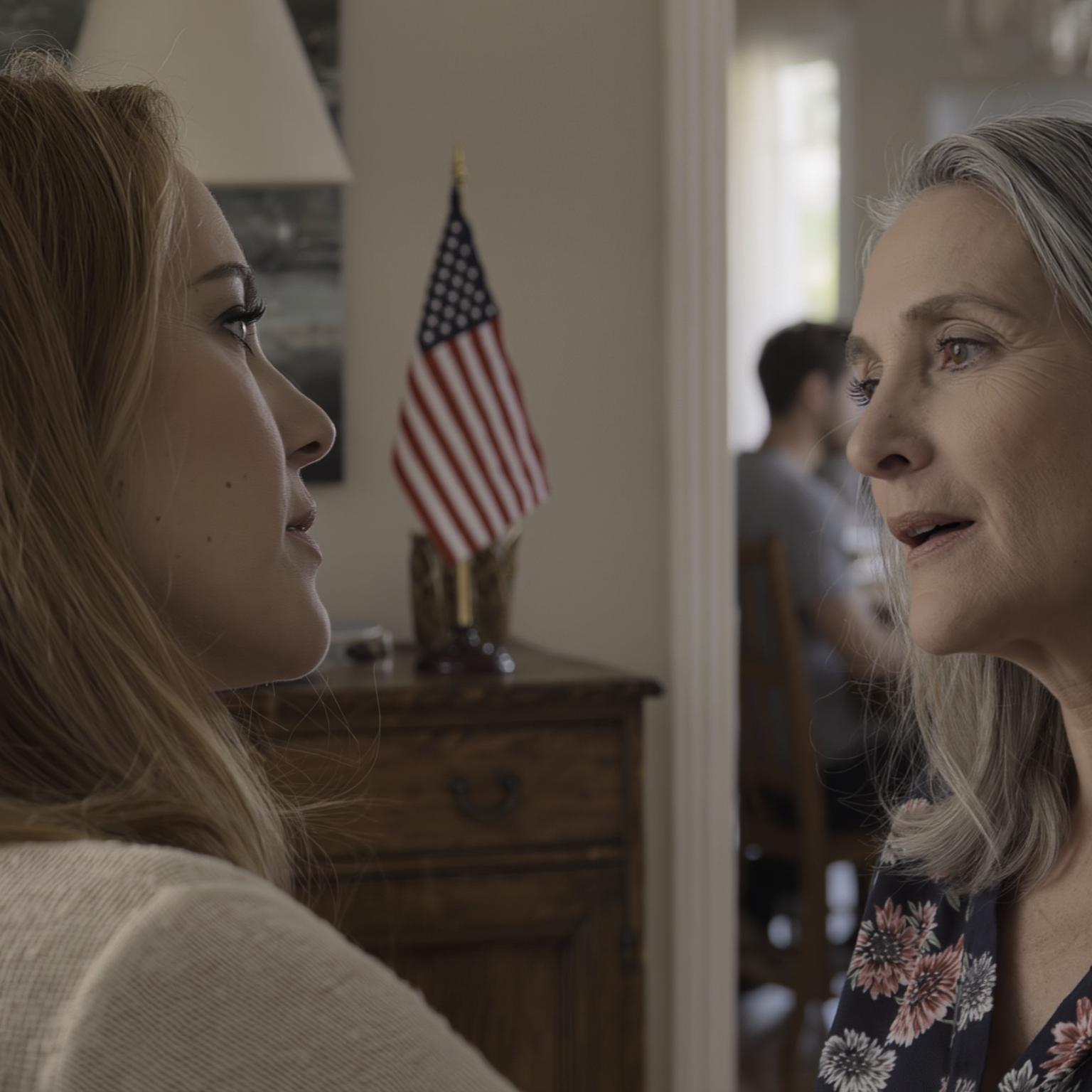 Pranzo del Ringraziamento, la TV trasmetteva una partita della NFL, mia madre si è chinata e mi ha detto di andarmene: “Smettila di fare affidamento su questa famiglia”. Papà continuava a tagliare il tacchino, i miei fratelli sedevano in silenzio. Sorrisi, portai la valigia fuori dal vialetto del nostro vicolo cieco. Quella sera aprii il portatile e disattivai alcuni pagamenti automatici che ormai consideravano “automatici”. Tre giorni dopo, una busta spessa arrivò nella mia cassetta della posta…