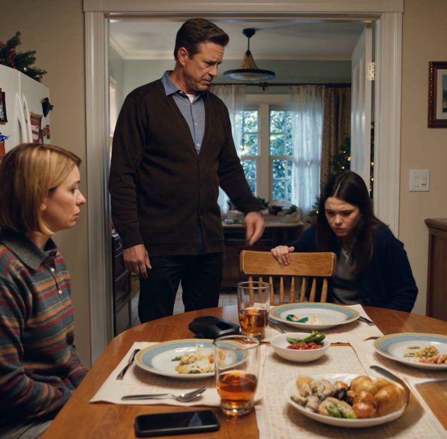 La mattina di Natale, papà si alzò di scatto e sbottò: «Fuori. Pagare le bollette non ti compra un posto in questa famiglia». Mamma sibilò: «Smettila di invidiare tua sorella». Io sorrisi: «Allora pagatevi le vostre bollette». La mattina dopo, papà mi denunciò alla polizia. Quando l’agente vide i documenti, si voltò verso papà e disse quattro parole CHE LI MANDARONO NEL PANICO