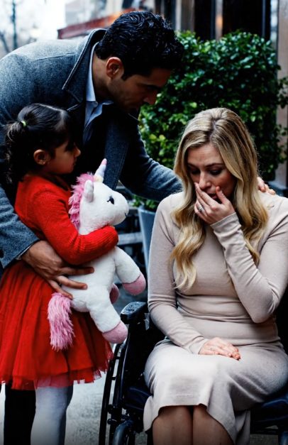 Il momento in cui ha visto la mia sedia a rotelle, mi ha mandato un messaggio: “Scusa” ed è andato via. Ma la sua sedia vuota è diventata il palco di un incontro commovente con una bambina di tre anni e suo padre CEO—un colpo di scena che ha dimostrato che il vero amore vede solo il cuore, non la limitazione.