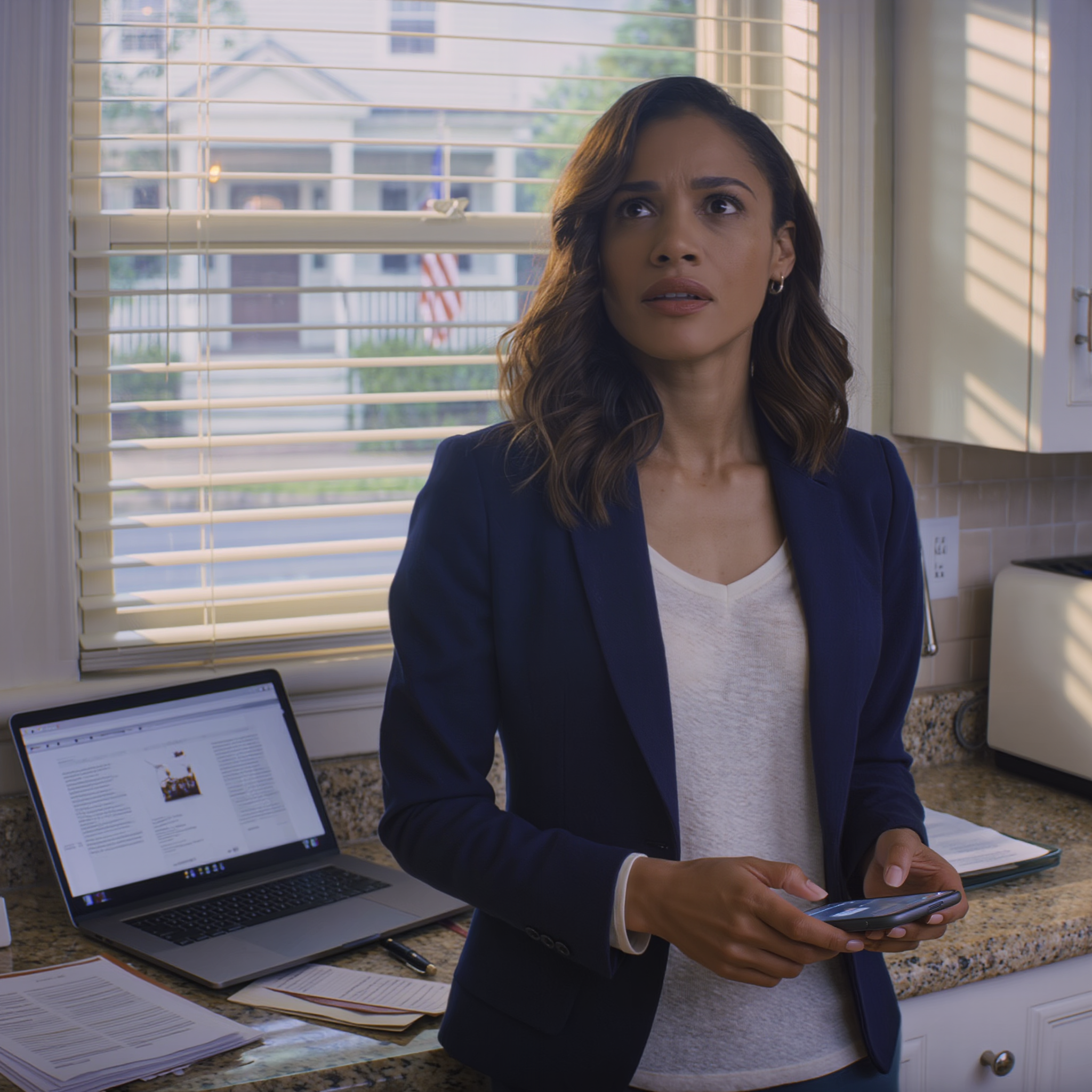 Dopo aver pagato di tasca mia l’intero sontuoso matrimonio della mia sorellina, ho ricevuto un messaggio da mia madre: “Per favore, non venire. La famiglia vuole un matrimonio senza drammi”. Mia sorella ha colpito silenziosamente come. Ho risposto: “Perfetto. D’ora in poi anche voi potrete godervi la vostra ‘libertà finanziaria'”. Dall’altra parte dello schermo, la chat di gruppo si è accesa di reazioni ridenti. Ciò di cui non si rendevano conto era che questo momento rappresentava il punto di svolta.