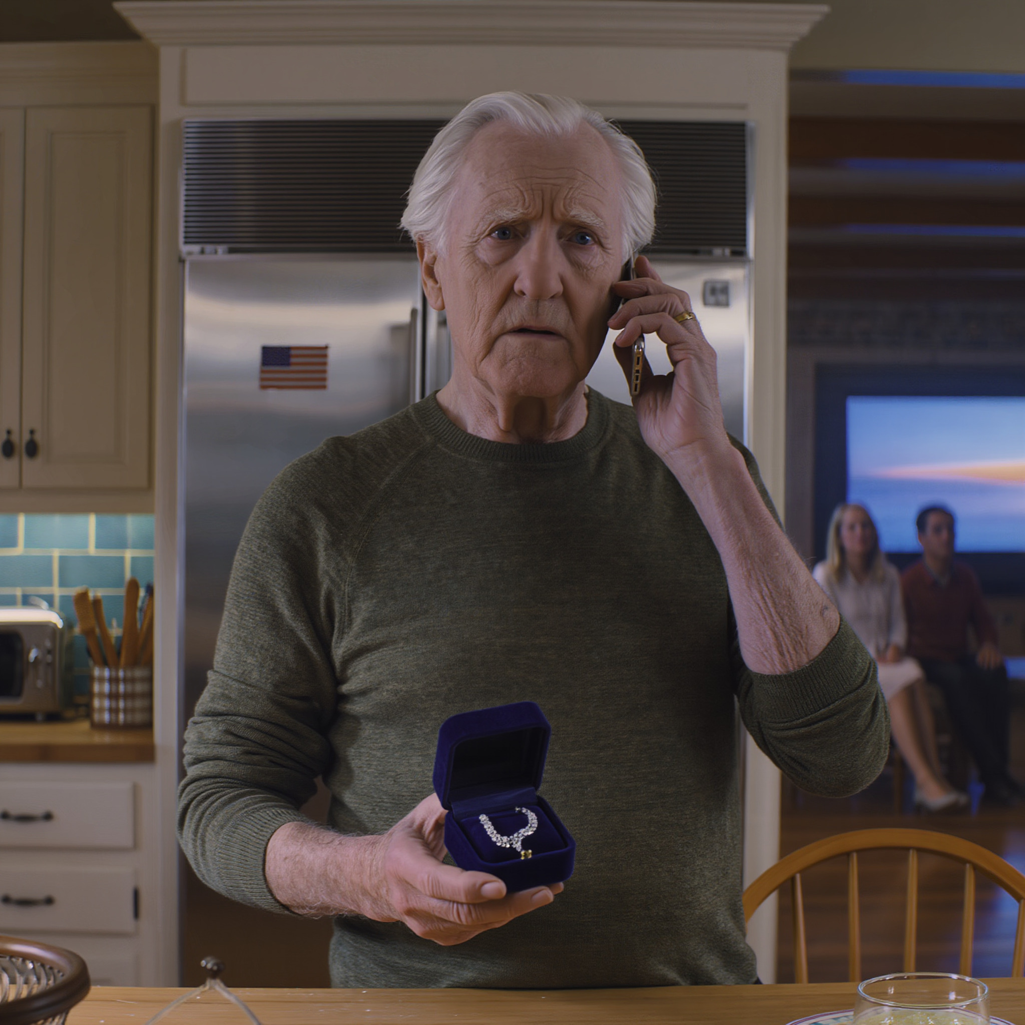 Mia figlia, la “bambina d’oro”, ha venduto la collana della mia defunta moglie per pagarsi una vacanza, finché non ho ricevuto una chiamata… La collana era l’unica cosa che mi era rimasta di lei. Quando non sono riuscito a trovarla, mia figlia ha finalmente ammesso: “L’ho venduta. Mi servivano i soldi per una vacanza”. Ho chiamato il banco dei pegni, sperando di poterla ricomprare. L’uomo dall’altra parte è rimasto in silenzio per qualche secondo, poi ha detto: “Signore… è un po’ insolito. Dovrebbe venire. Quando abbiamo aperto la parte del ciondolo che si apre, abbiamo trovato qualcosa che deve vedere”. Non sapevo nemmeno che si potesse aprire.