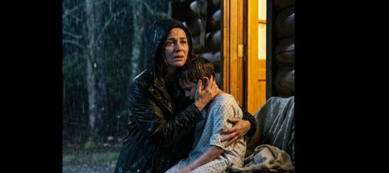 Nessuno si è presentato all’intervento di mio figlio. Tre giorni dopo, mia madre mi ha mandato un messaggio dicendomi che avevo bisogno di 10.000 dollari per l’abito da sposa di mia sorella. Ho mandato 1 dollaro con scritto “compra un velo”, poi ho bloccato l’accesso ai miei conti. Il direttore della banca mi ha chiamato la mattina dopo…