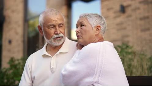 «Tu sei invecchiata, mentre io sono ancora un’aquila», mi disse mio marito durante la cena. E in quell’istante capii con una chiarezza dolorosa che non potevo più continuare a vivere così