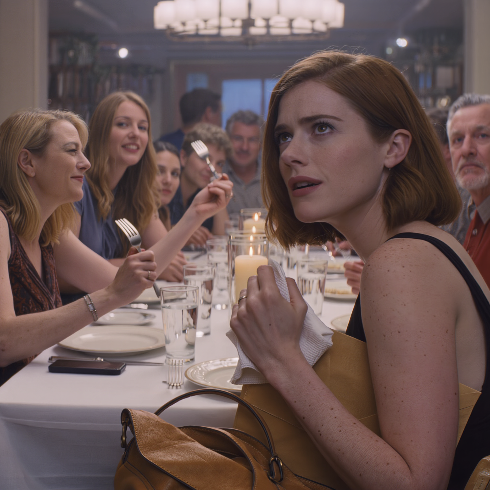 La mamma rise davanti a tutta la famiglia… “Come ci si sente a essere inutili, figlia?”. La guardai con calma e dissi: “È fantastico… da quando ho appena smesso di pagarti l’affitto”. Il suo sorriso svanì. Mio padre si bloccò, poi urlò: “Quale affitto!? Perché?”