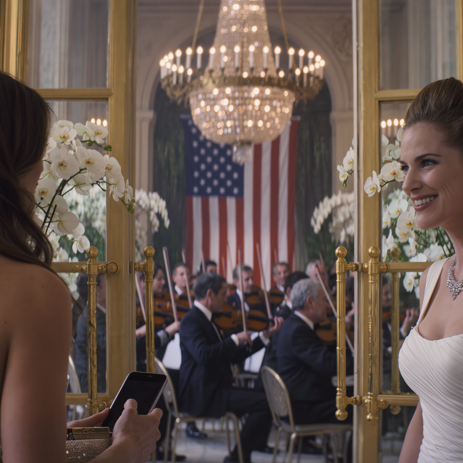 “Non gestisce nulla. Lasciala sedere con lo staff.” La sposa novella lo disse apposta, a voce abbastanza alta per la sala ricevimenti. I miei genitori rimasero in silenzio. Mio fratello distolse lo sguardo. Io non reagii. Sorrisi, tirai fuori il telefono e pronunciai una frase così breve che nessuno la capì in tempo. Una frase, e trenta milioni di dollari sparirono. Mio fratello si immobilizzò. Mia madre impallidì. La sposa sembrò smettere di respirare. E quando mi alzai e lasciai il tavolo, anche gli ospiti vicini iniziarono ad alzarsi in silenzio.