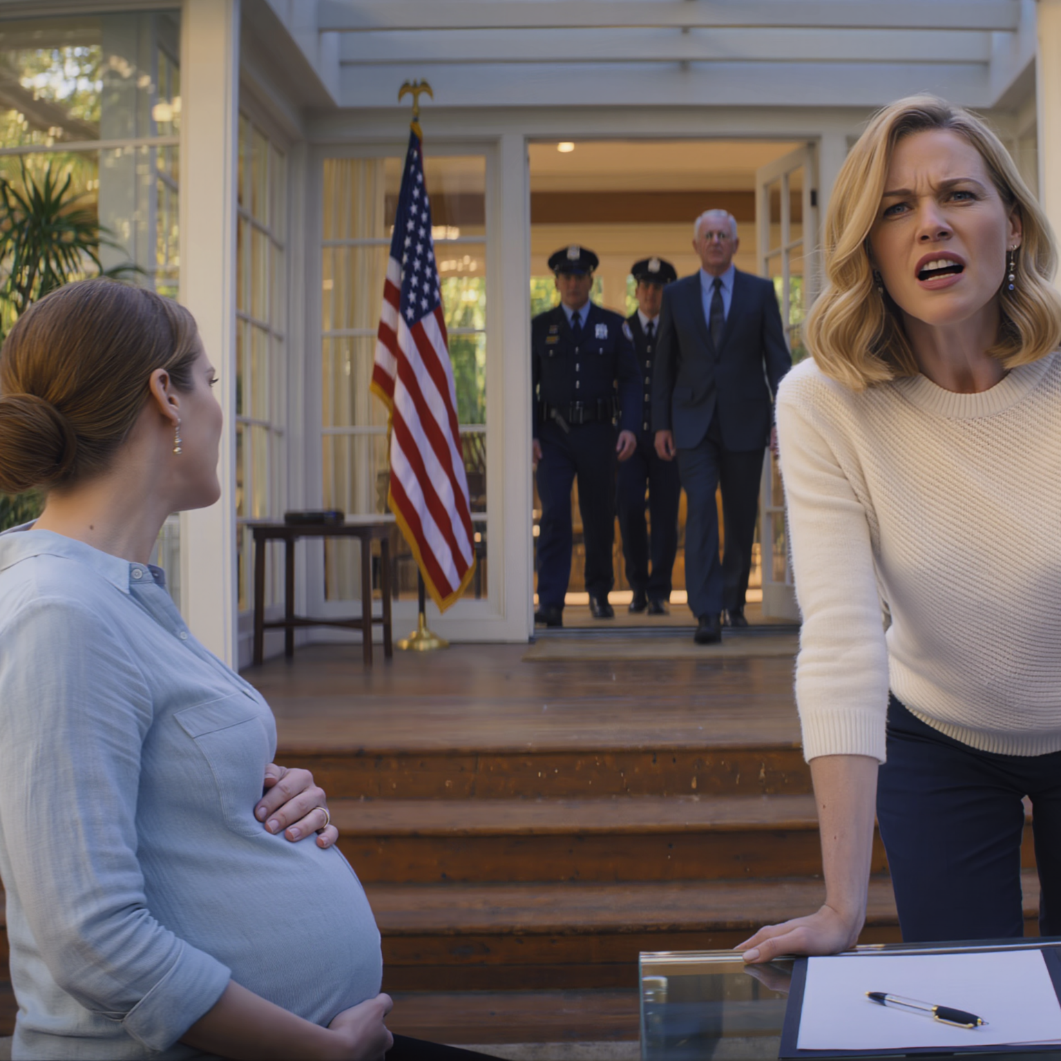 Mia sorella non può avere figli, così mia madre mi ha messo un foglio davanti e mi ha ordinato: “Firmalo. Dai il bambino a Maya. Prendi 450.000 dollari”. Ero incinta di sei mesi. Nell’istante in cui ho detto “No”, sono stata spinta giù per le scale come se fossi merce. Non ho pianto. Sono andata direttamente al posto dove controllo i registri, poi ho fissato un incontro alle 10 del mattino presso lo studio di un avvocato. Pensavano che mi fossi arresa, finché non è entrato uno sconosciuto.