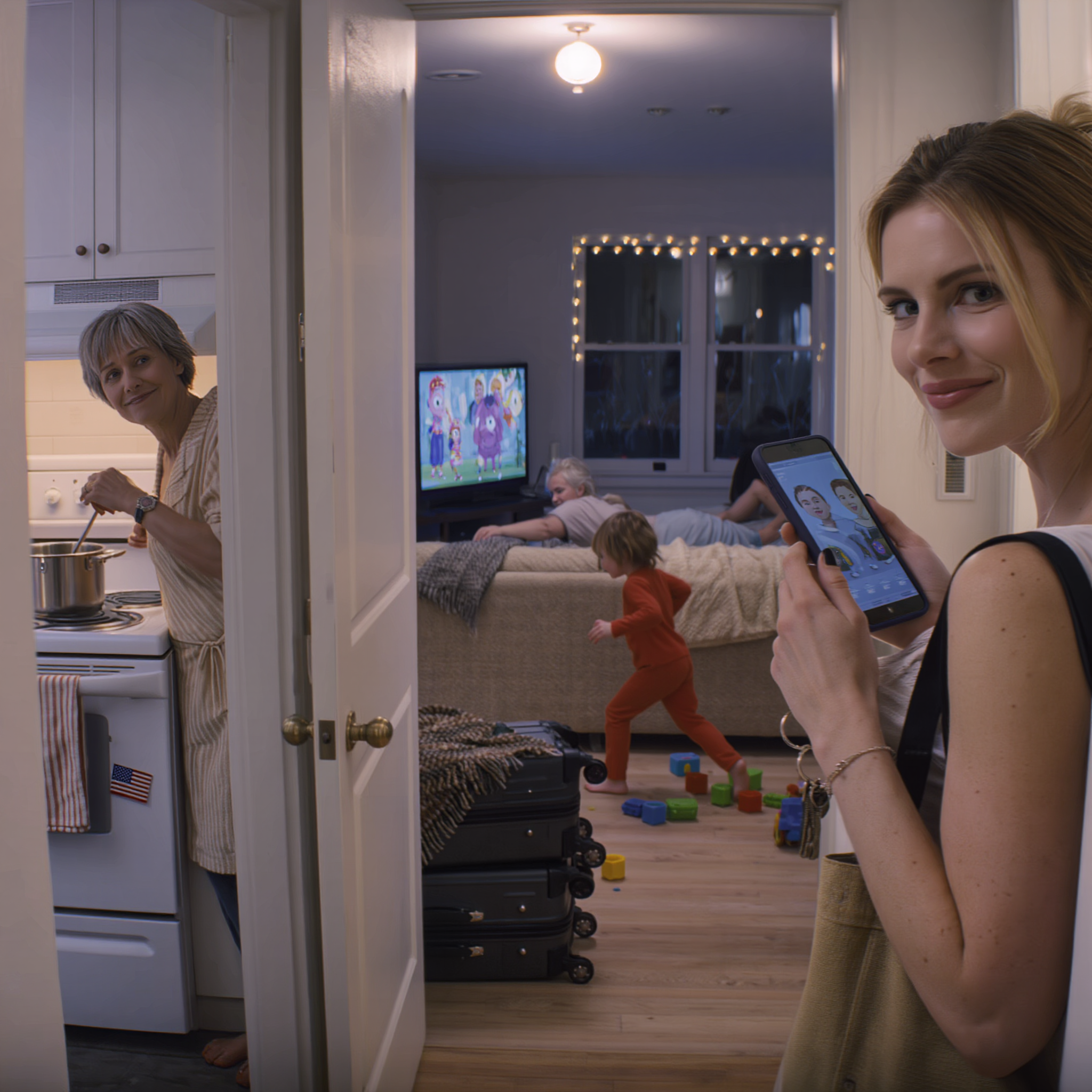 Mia madre ha copiato di nascosto le chiavi del mio appartamento, ha fatto trasferire mia sorella e i miei cinque figli mentre ero al lavoro e ha persino sorriso: “Li guarderai tu questo Natale”… non ho discusso. Ho solo fatto una telefonata in silenzio… poi hanno bussato alla porta.