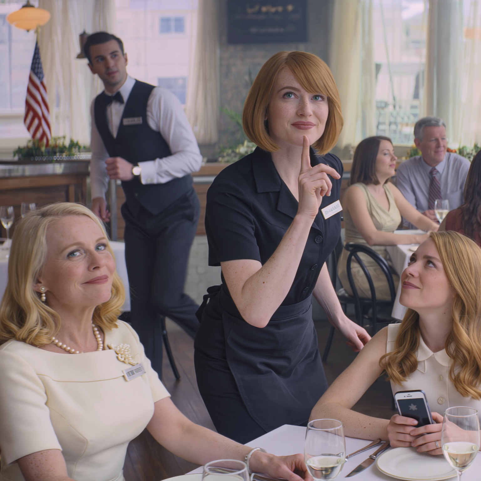 l giorno della Festa della Mamma del 2026, mia madre portò la mia sorella “preferita” a fare un brunch proprio nello stesso ristorante dove faccio il cameriere per pagarmi l’università. Mi squadrò da capo a piedi in uniforme, sorrise compiaciuta e disse a voce abbastanza alta da farsi sentire da sei tavoli: “Oh mio Dio, quindi lavori ancora qui. Che imbarazzo per noi”. Sorrisi, posai il menu e dissi quattro parole. Meno di un minuto dopo, il direttore arrivò di corsa al loro tavolo.