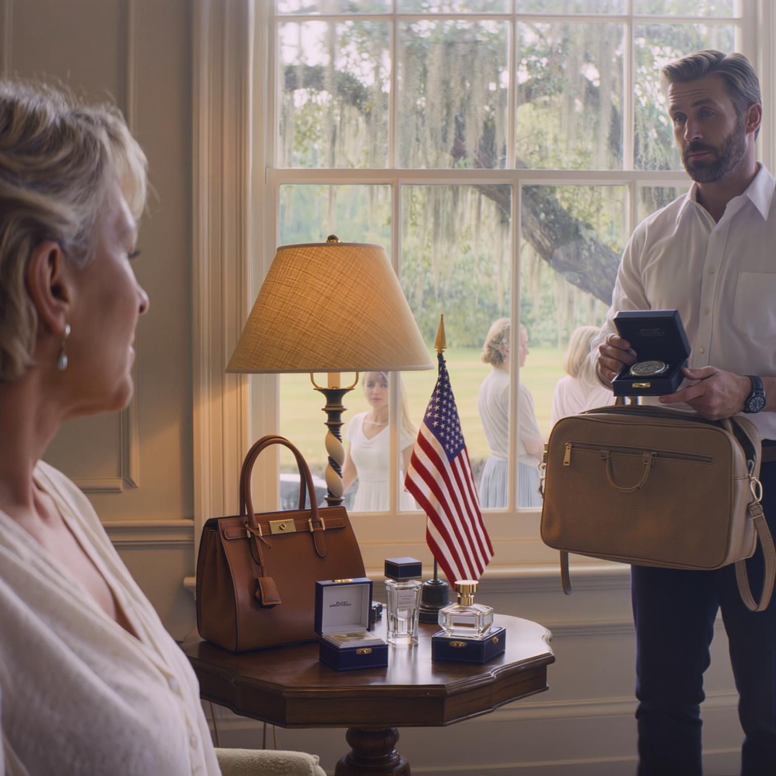 Mia sorella è arrivata da New York con dei regali di lusso: un orologio svizzero da 1.000 dollari, un profumo francese e una borsa in pelle italiana, tutto per me. Ma più tardi, mio ​​figlio li ha caricati in macchina e ha detto senza mezzi termini: “Mia moglie li userà più di te”.