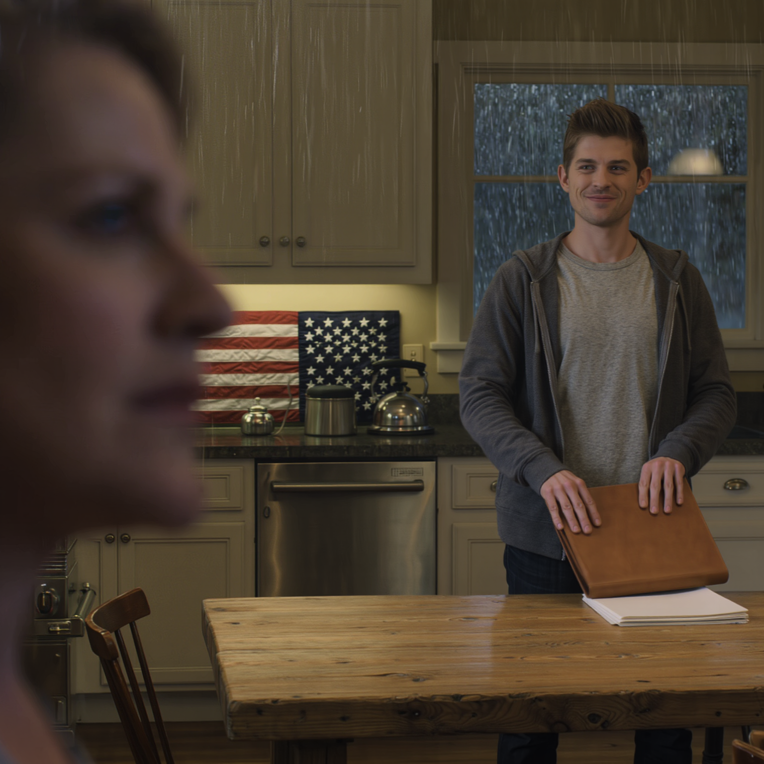 Mio figlio non aveva idea che avessi passato 34 anni a guadagnarmi da vivere analizzando ogni riga di contratti finanziari; mi portò allegramente una pila di documenti, sorridendo dolcemente dicendomi che dovevo solo firmare così “possiamo intestare la casa e i documenti a nostro nome per comodità”, ma nel momento in cui ho letto le minuscole clausole in fondo, ho capito di non essere una vecchia preda, e quella notte la vittima intrappolata nella trappola legale ha cambiato posto.