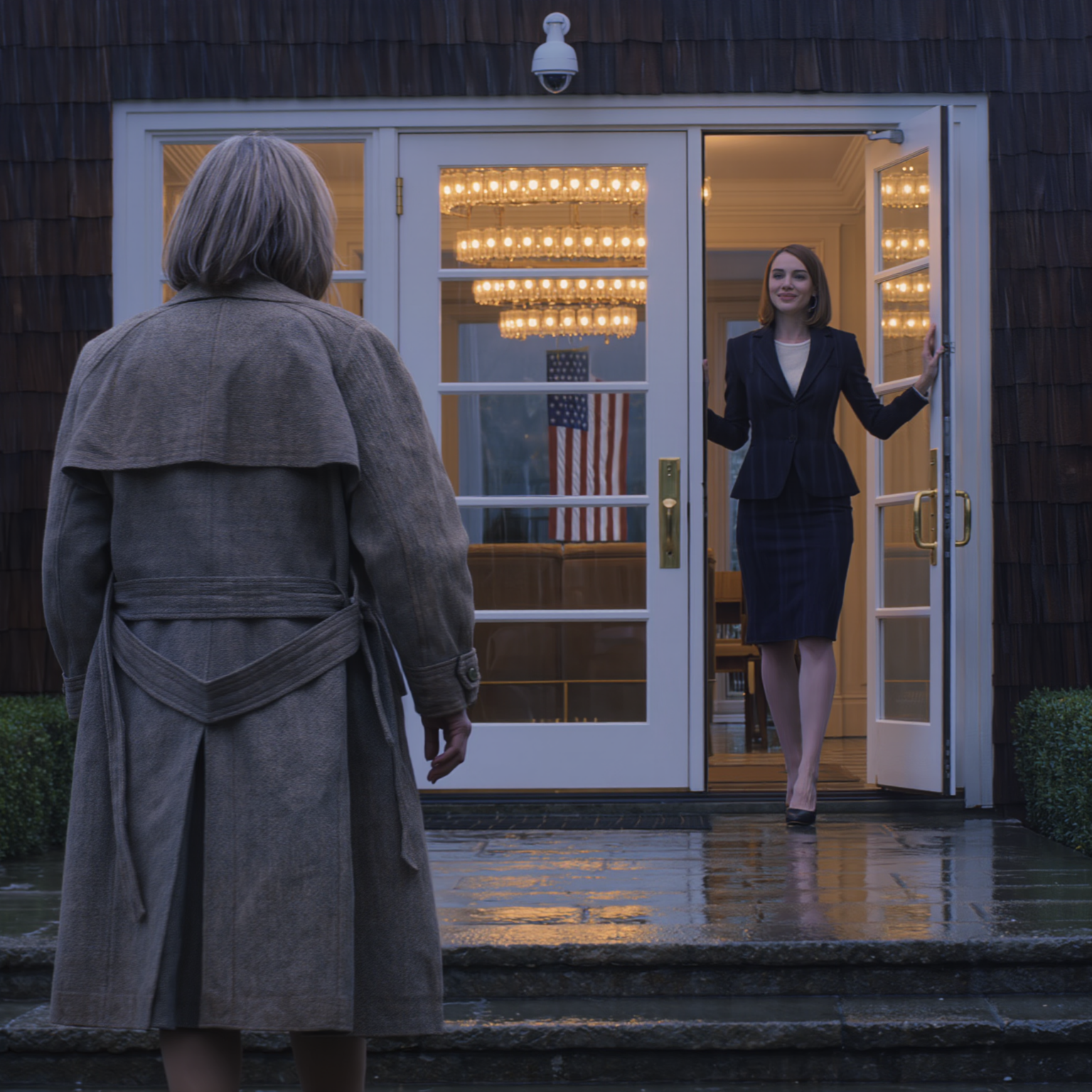 Fingendomi senza casa e senza un soldo, bussai alle porte dei miei figli. I miei figli ricchi mi respinsero senza battere ciglio. Solo la nuora che disprezzavo mi fece entrare, pronta a rinunciare a tutto per me. La mattina dopo arrivò il mio avvocato e i loro volti impallidirono.