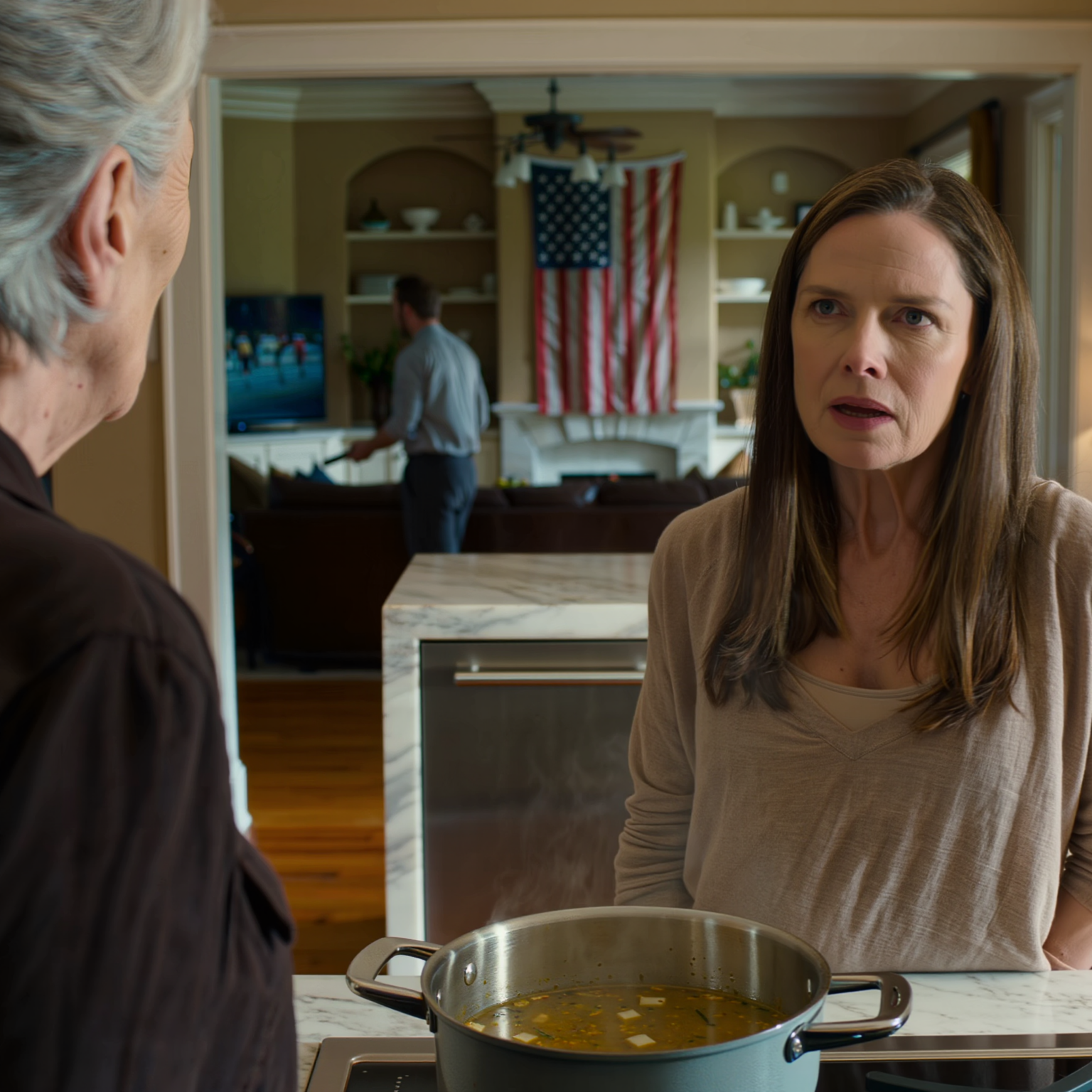 Stavo mescolando una pentola di zuppa nella cucina di mio figlio quando mia nuora ha tirato il mestolo e l’ha sbattuto giù, lasciandomi stordita mentre ringhiava: “Chi cucina così, donna inutile?!”. Mio figlio ha semplicemente alzato il volume della TV, fingendo di non sentire. Cinque minuti dopo, un rumore scosse l’intera cucina, è corso dentro e si è bloccato per quello che avevo appena fatto. E non avevano idea che avessi ancora una “carta” che il mio defunto marito aveva nascosto.