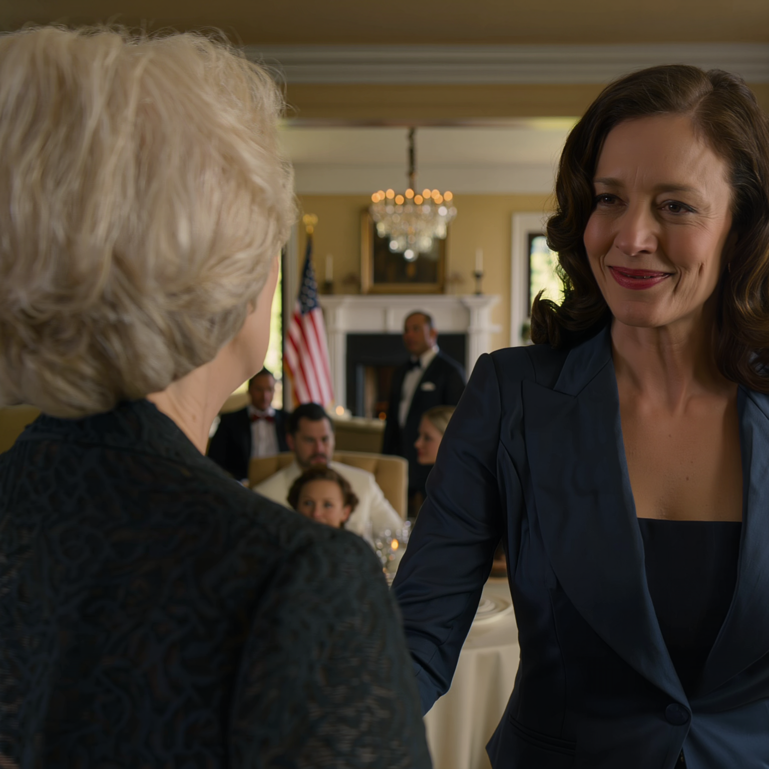 “Margaret, perché non aiuti in cucina? Ti sentiresti più a tuo agio con il personale del catering!”, disse la madre del fidanzato di mia figlia alla loro festa di fidanzamento, davanti a quaranta invitati. Quello che ho rivelato dopo ha scioccato tutti in quella stanza.