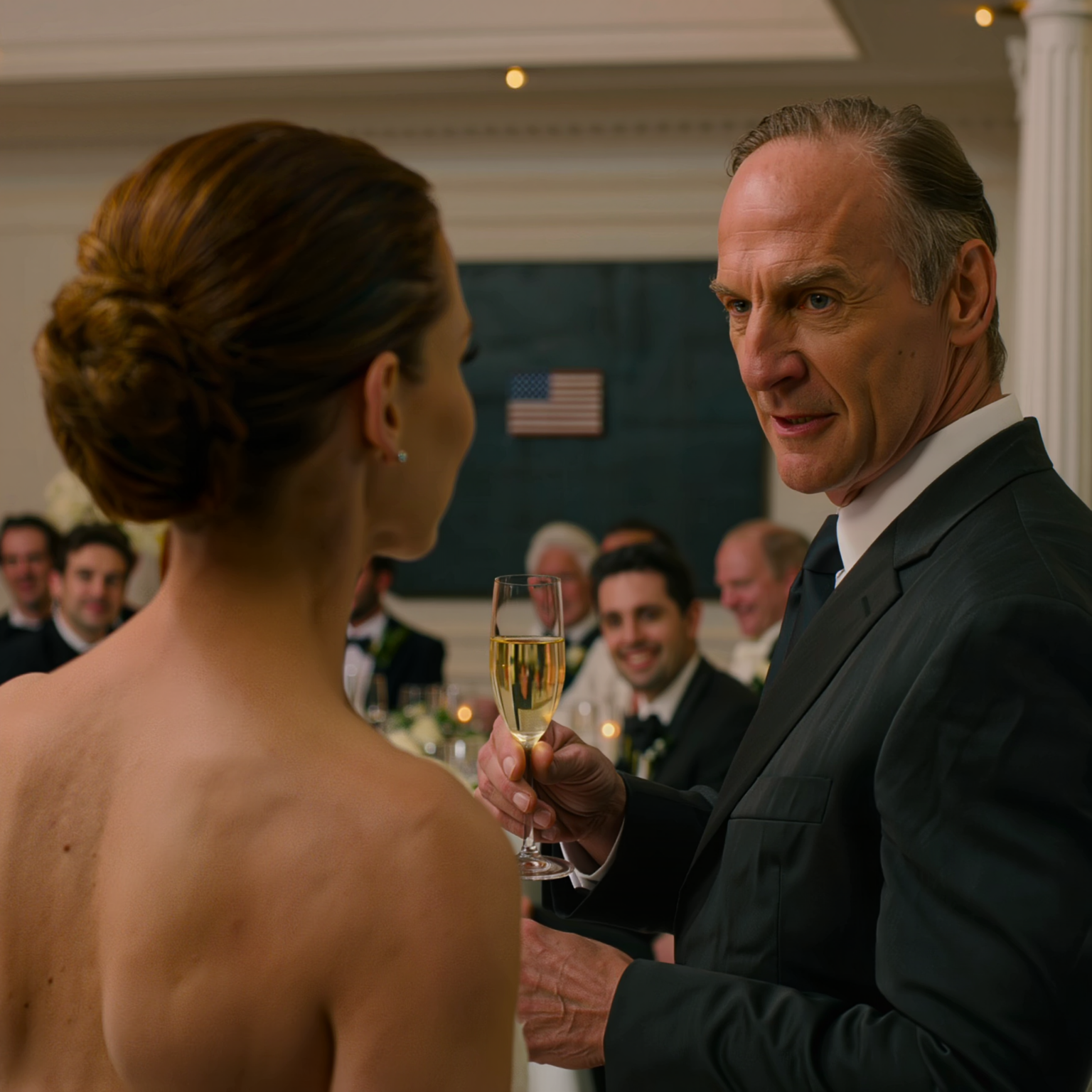 Mio padre è un miliardario del settore immobiliare di Manhattan, ma proprio al mio matrimonio si è alzato in piedi e mi ha “rinnegata”, ha dichiarato di non avere alcuna eredità, nessun fondo fiduciario e ha chiamato mio marito una sanguisuga; mio marito ha solo sorriso e ha detto “non ne abbiamo bisogno”, e per 6 mesi la mia famiglia ha continuato a pensare che fossimo in difficoltà, finché la sera in cui sono entrati a un gala e hanno visto il nome che stavano cercando.