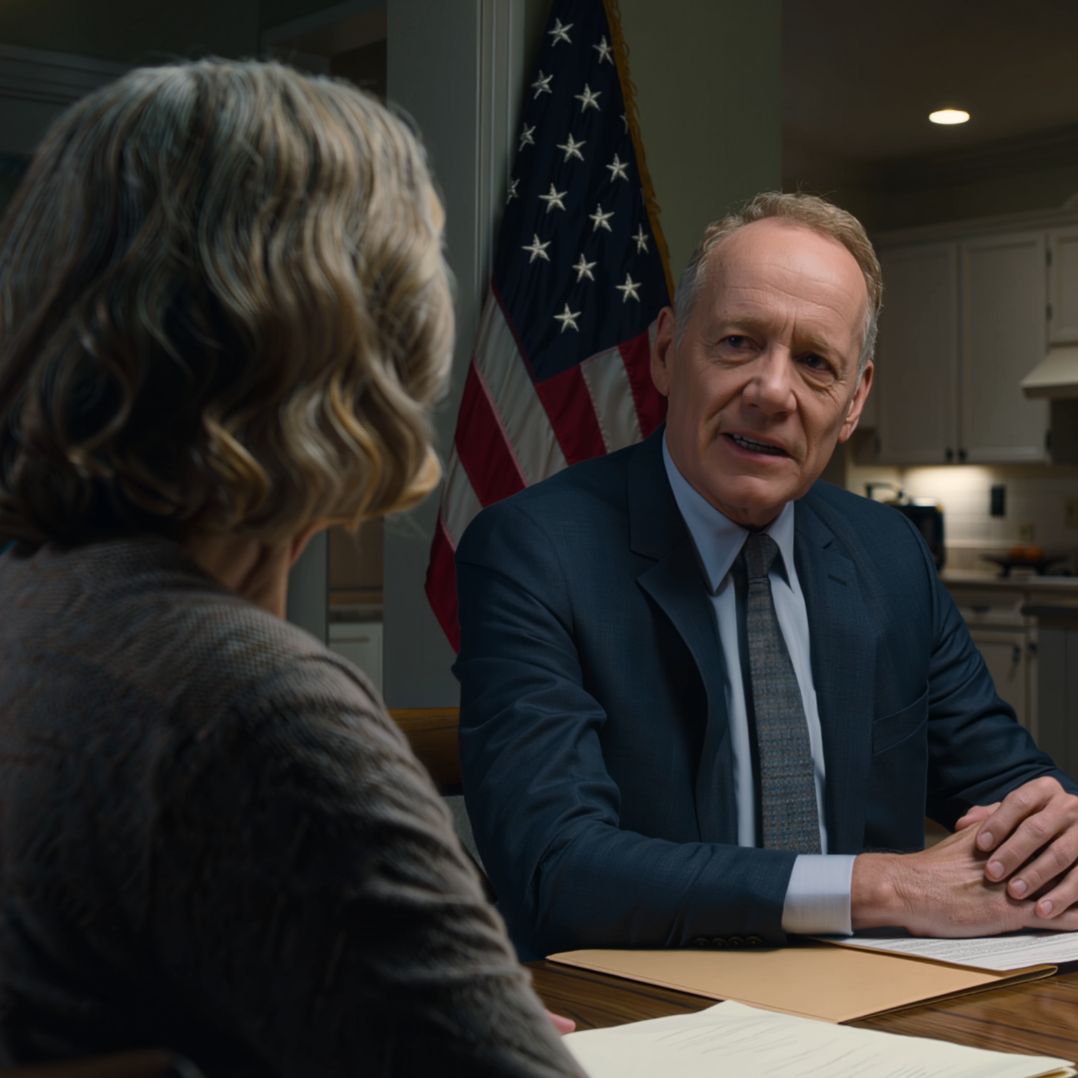 A 68 anni, mio ​​marito sbatté i documenti del divorzio sul tavolo, brontolando: “Prendo la casa, la macchina, i soldi”, urlò il mio avvocato, “Combatti fino alla fine”, ma io sorrisi e firmai ogni pagina, lasciandolo organizzare feste della vittoria per due settimane di fila, finché una mattina suonò il campanello, uno sconosciuto mi porse una cartella spessa e chiese l’unico nome che lui desiderava disperatamente dimenticare…