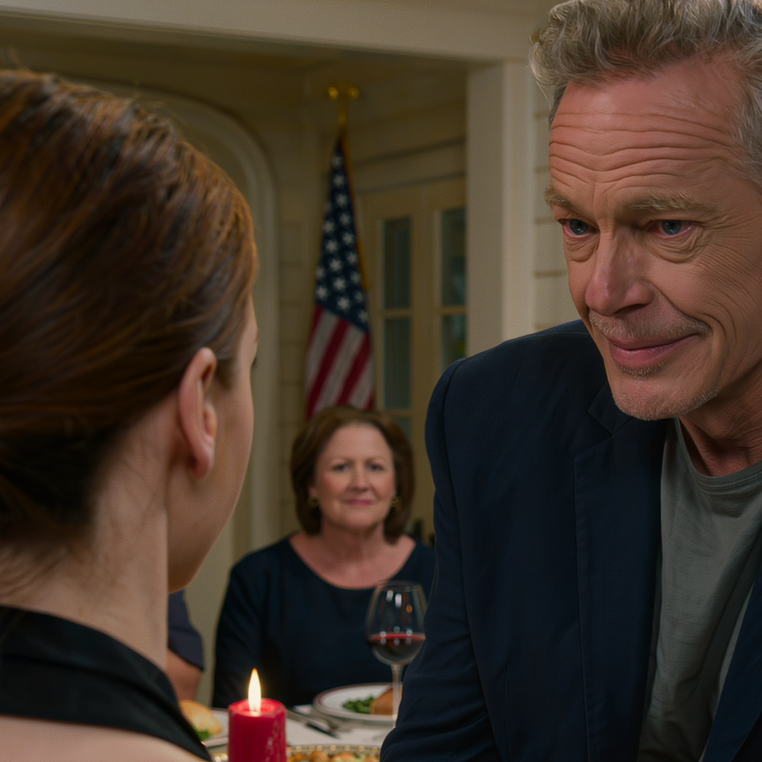 Durante la cena di famiglia, mio ​​padre alzò il bicchiere e mi diede dello “scroccone” davanti a tutti, e mia madre e mio fratello risero come se niente fosse. La mattina dopo, nella sala conferenze a vetri di un’azienda appaltatrice della difesa, entrò il suo capo, si raddrizzò e mi disse: “Buongiorno, signora”. I sorrisi della mia famiglia svanirono e io aprii silenziosamente la mia valigetta.