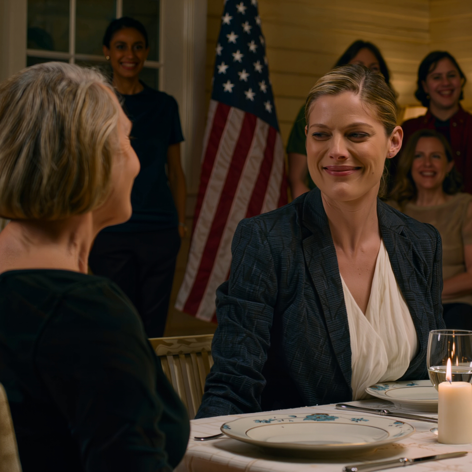 Il giorno del mio compleanno, mia nuora sorrise compiaciuta davanti ai vicini di casa in periferia: “Fate le valigie. Questa casa non è più vostra”. Una risata imbarazzata si diffuse tra il tavolo illuminato dalle candele e il vino rosso, e io mi alzai e mi scusai andando in corridoio. Composi un numero, dissi: “È ora”, poi rientrai come se niente fosse. Dieci minuti dopo, suonò il campanello e il suo sorriso iniziò a incrinarsi.