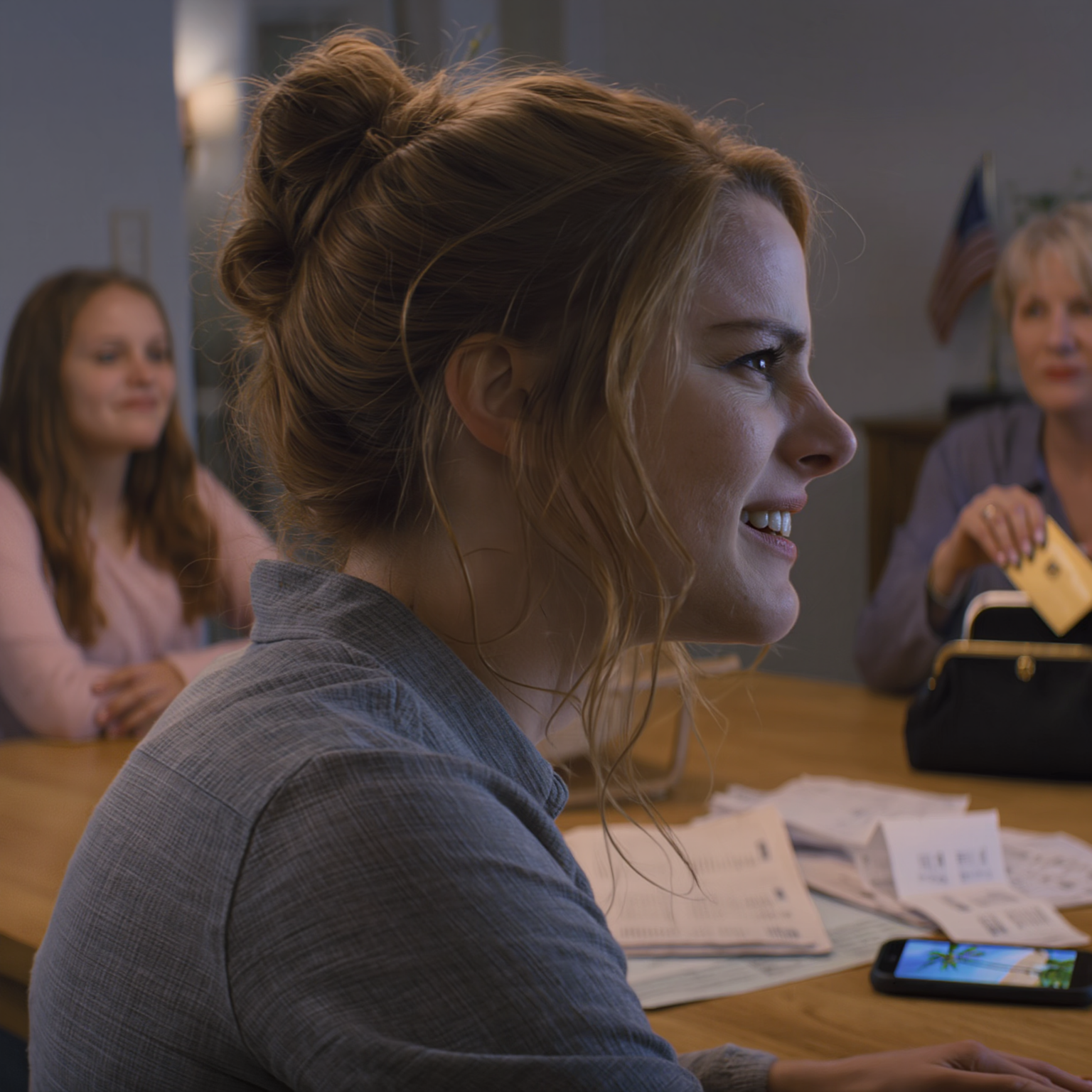 Ho aperto una carta di credito con un limite di soli 100 $ per coprire le spese mediche di mia madre… Qualche giorno dopo ho visto mia sorella fare il check-in alle Hawaii, sogghignando: “GRAZIE ALLA TUA CARTA, SORELLA, NON PREOCCUPARTI, HO SPESO SOLO 100.000 $!” – Ho ricambiato il sorriso: “LA MIA CARTA NON HA NEMMENO QUEL TIPO DI LIMITE…”… Poi mia madre ha tirato fuori silenziosamente una carta d’oro, e il nome impresso sopra mi ha fatto venire i brividi.