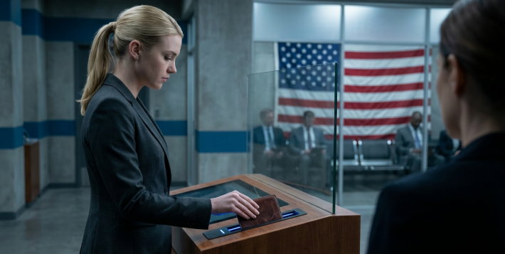 Ho chiesto solo 36 centesimi quando sono andato a chiudere il conto di mia nonna dopo la sua morte, e l’impiegata ha risposto seccamente: “Non siamo uno sportello per il cambio monete”, poi ha chiamato la sicurezza per buttarmi fuori. Quella sera ha persino scritto su Reddit: “Mi fai causa per 36 centesimi? Sei al verde e pazzo o cosa?”. Ma non sapevano di aver appena preso in giro la persona sbagliata.