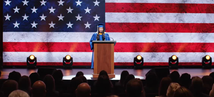 Alla laurea in medicina a Valencia, mia figlia ha detto davanti a 500 persone: “Ringrazio tutti… tranne mio padre, la vergogna di questa famiglia”. Mi sono alzata, ho sorriso e sono uscita, lasciando il mazzo di fiori e le chiavi della macchina nella tasca della giacca. Quella sera ho riaperto sei anni di fascicoli, ho toccato la cifra di 120.000 euro e ho fatto solo una telefonata. Alle 3 del mattino, il mio telefono è esploso con 73 messaggi, ma quello che ho scoperto dopo ha fatto piombare tutta la famiglia in un silenzio tombale…