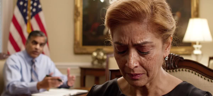 “Non riceverai un solo dollaro”, concluse papà al tavolo da pranzo illuminato dal lampadario nella nostra tenuta sulla costa del Maine, mentre il mio fratellino d’oro e la mia sorellina politica brindavano come se avessero vinto. Ero ancora in un abito semplice, in una vecchia auto, seduta in fondo, dietro la composizione floreale. Poi il mio telefono vibrò, la voce del mio direttore operativo risuonò: “Signora Brooks, SoftBank ha appena trasferito 40 milioni di dollari: la sua azienda è valutata 100 milioni di dollari”. Tutta la stanza si irrigidì… e io sorrisi.