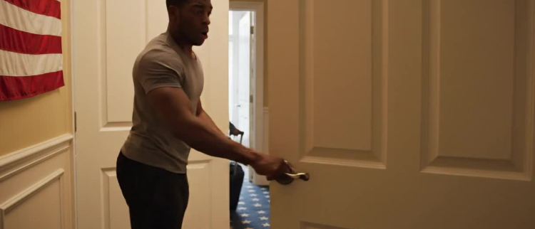 Sabato mattina alle 7, mia sorella disoccupata ha trascinato tre valigie e ha fatto irruzione nell’appartamento che affitto dai miei genitori: “Resto qui!” Ho chiamato a casa, mia madre mi ha detto freddamente: “Dal mese prossimo, l’affitto raddoppia per darle da mangiare”. Ho protestato, mio ​​padre ha sogghignato: “Prova a traslocare!” Sono rimasta in silenzio, ho iniziato a raccogliere documenti e a fotografare ogni angolo della casa… e mi sono detta: continua a ridere, sta arrivando il tuo turno di soffocare.