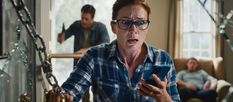 Mia figlia diciassettenne è rimasta sveglia tutta la notte per tre giorni a cucinare una cena per 23 persone per il compleanno di sua nonna, le sedie erano apparecchiate, la torta a tre piani profumava ancora di zucchero; dieci minuti prima dell’inizio, suo nonno le ha scritto un messaggio senza mezzi termini: “Cambio in un ristorante, solo per adulti!”. Non ho fatto scenate, ho fatto una cosa in silenzio… quindici ore dopo, la porta d’ingresso ha iniziato a tremare e loro erano fuori a chiamarci per nome.