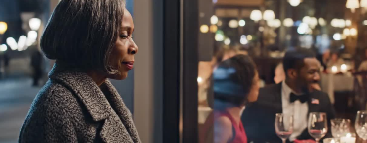 Mio figlio mi ha scritto: “Cena annullata”, ma quando sono arrivata al ristorante, ho scoperto che stavano mangiando di nascosto senza di me, e che stavo pagando io. Non ho urlato. Ho sorriso, ho chiesto un minuto al direttore e ho portato una “sorpresa” che ha fatto fermare a mezz’aria ogni forchetta.