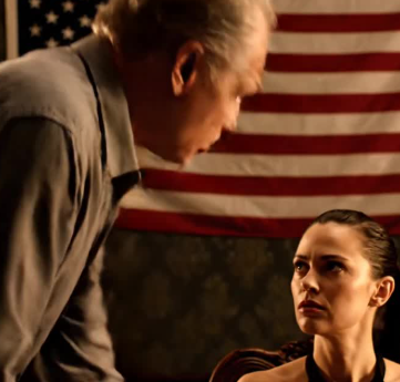 Alla cena per la Festa del Papà nella nostra casa in periferia, mio ​​padre alzò la birra, elogiò i suoi due “figli d’oro”, poi mi indicò e disse: “Sono orgoglioso di tutti loro, tranne del perdente in fondo al tavolo”. Tutti risero come se fosse una sitcom, con la partita ancora in corso in TV. Mi alzai, misi una busta nera sulla tovaglia e dissi a bassa voce: “Un regalo per te, papà”. La aprì e il suo sorriso si spense.