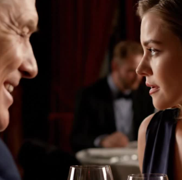 Durante la cena di famiglia, mio ​​padre alzò il bicchiere e mi diede dello “scroccone” davanti a tutti, e mia madre e mio fratello risero come se niente fosse. La mattina dopo, nella sala conferenze a vetri di un’azienda appaltatrice della difesa, entrò il suo capo, si raddrizzò e mi disse: “Buongiorno, signora”. I sorrisi della mia famiglia svanirono e io aprii silenziosamente la mia valigetta.