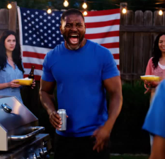 Barbecue in giardino su Maple Lane, il fumo della Weber nuova di zecca si arricciava dietro mio padre. La sua sesta Budweiser lo fece ridere: “Sai che sei stato un incidente, vero? Volevo solo un figlio maschio”. Trentuno teste si voltarono verso di me e zia Carol lasciò cadere il suo piatto di carta. Sono un’infermiera di terapia intensiva, la mia voce ancora piatta. Sollevai la busta scritta a mano da mia madre e chiesi: “Vuoi sapere la verità?”. Il suo viso si fece vuoto.