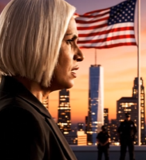 La wedding planner di mio figlio a Seattle mi ha chiamato mentre ero in elicottero a guardare lo skyline e le torri che portano il nome Sterling. Mi ha detto, gelida: “La sua famiglia ha annullato il tuo invito, ma la caparra di 200.000 dollari rimane”, poi mi ha ricordato che quello era “un giorno per nuove fondazioni”. Non ho discusso, ho risposto solo con una frase, e quella sera ho riaperto il file che Julian pensava di aver chiuso per sempre.