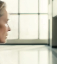 Mio marito ha divorziato da me a 78 anni, ha preso la nostra casa da 4,5 milioni di dollari in Birchwood Lane, nel Connecticut, poi si è sporto in tribunale ridendo e ha sussurrato: “Non rivedrai mai più i bambini”. Me ne sono andata come se non esistessi, ho attraversato il New England sotto una pioggia gelida con una valigia. Trenta giorni dopo, un numero sconosciuto del 203 ha chiamato: “Signora Caldwell, suo marito è stato appena trovato…”