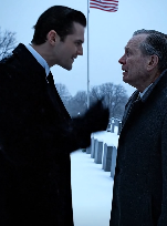 Proprio al funerale di mia figlia, in un cimitero ghiacciato di Minneapolis, mio ​​genero si è avvicinato e mi ha dato un ultimatum di 48 ore per andarmene dalla casa sul lago che la mia famiglia aveva costruito con una vita di lavoro, sorridendo come se avesse appena ottenuto una grande vittoria. Non ho discusso, ho solo annuito, ho fatto la valigia e me ne sono andato in silenzio. Ma la mattina dopo, mentre stava per cambiare le serrature, ho sentito bussare alla porta e c’era qualcuno della contea.