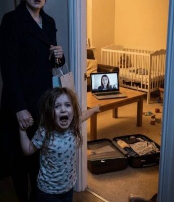 Mio marito viveva da solo per lavoro. Per sorprenderlo al suo compleanno, io e mia figlia abbiamo sbloccato la porta del suo appartamento. Nel momento in cui l’ho aperta, mia figlia ha urlato: “Mamma, non entrare!” Mi ha afferrato la mano e mi ha tirato indietro fuori dalla stanza. Quando ho chiesto: “Che succede?” ha alzato un dito tremante e ha indicato all’interno. “Mamma… guarda lì…”