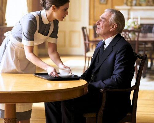 Era un milionario e cercava sua figlia perduta da vent’anni, ignaro che lei vivesse, respirasse e lavorasse… dentro la sua stessa casa. La più grande tragedia non era perderla, ma non riconoscerla quando era proprio davanti a lui.