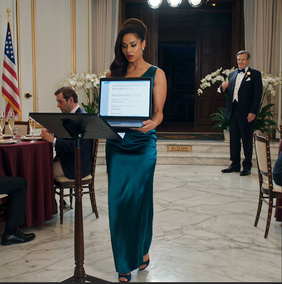 Alla mia festa di fidanzamento, mio padre alzò lo champagne e disse: “A mia figlia—che finalmente ha trovato un uomo abbastanza disperato.” Il mio fidanzato ha iniziato ad alzarsi, ma io gli ho tenuto il braccio e sono andato davanti con il mio portatile.